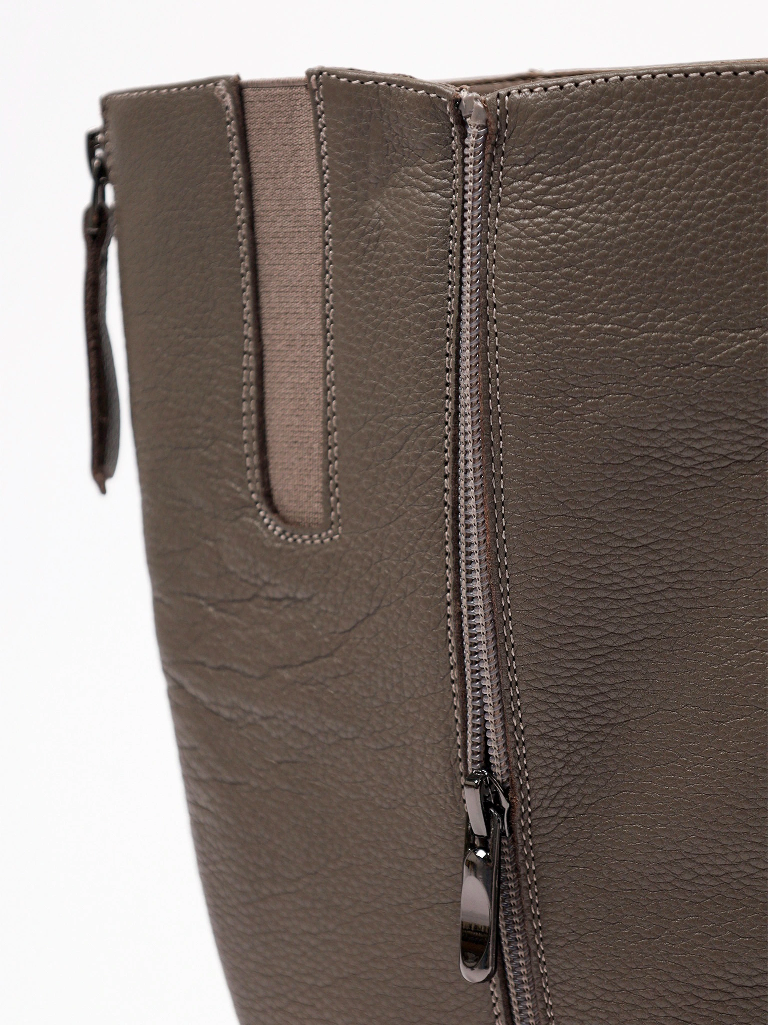 Сапоги серого цвета на рельефной подошве